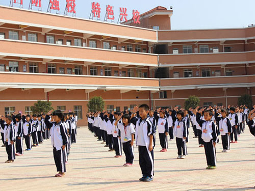 向国旗敬礼